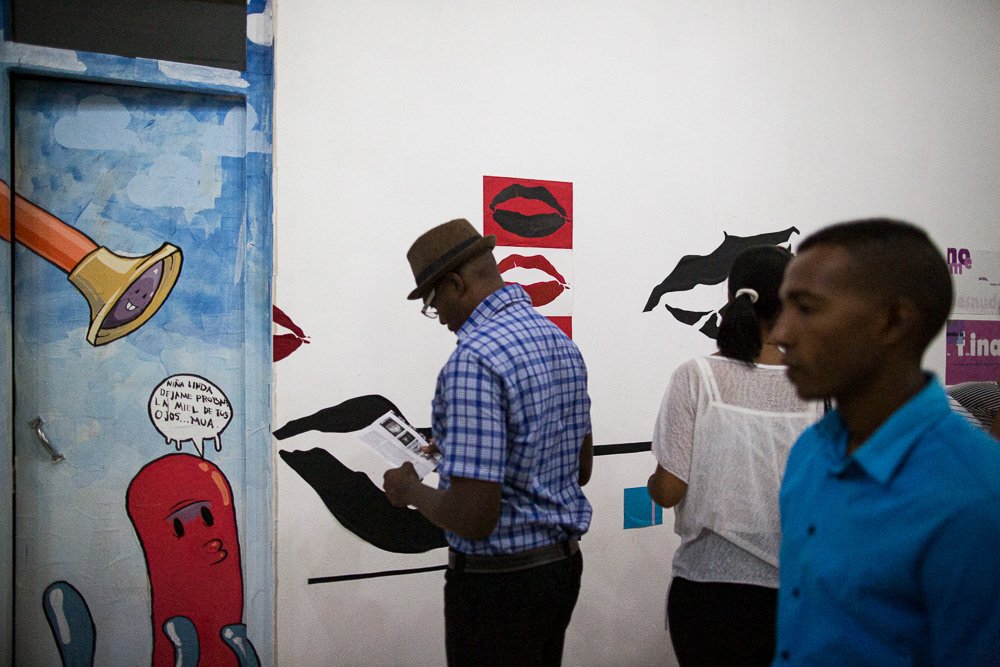 Picture of Gallery Attendants at the collective's exhibition room. gallery arte soy in santiago de cuba, cuba. 2015  © Pedro Rodrigues